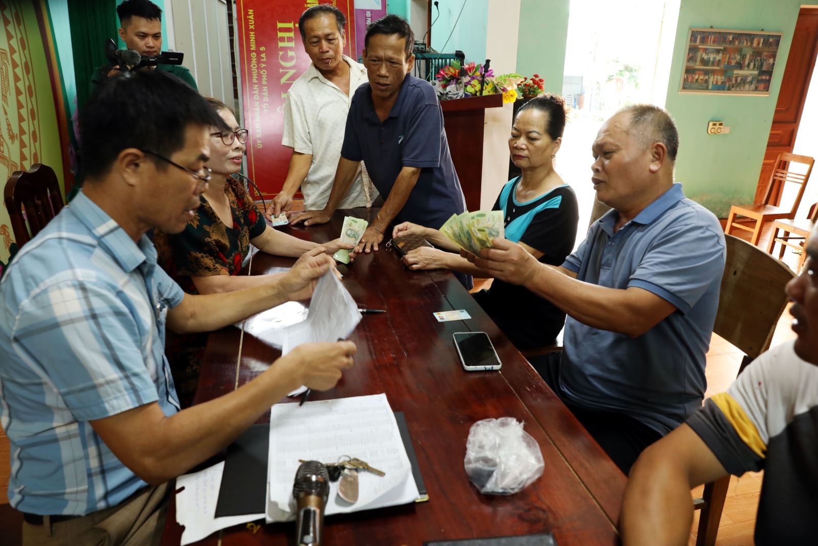 Từ ngày 1/1/2026 sẽ tăng lương tối thiểu đối với người lao động làm việc theo hợp đồng lao động. Ảnh: TTXVN