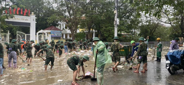 500 cán bộ, chiến sĩ Sư đoàn 968 hỗ trợ Nhân dân TP. Huế khắc phục hậu quả  thiên tai