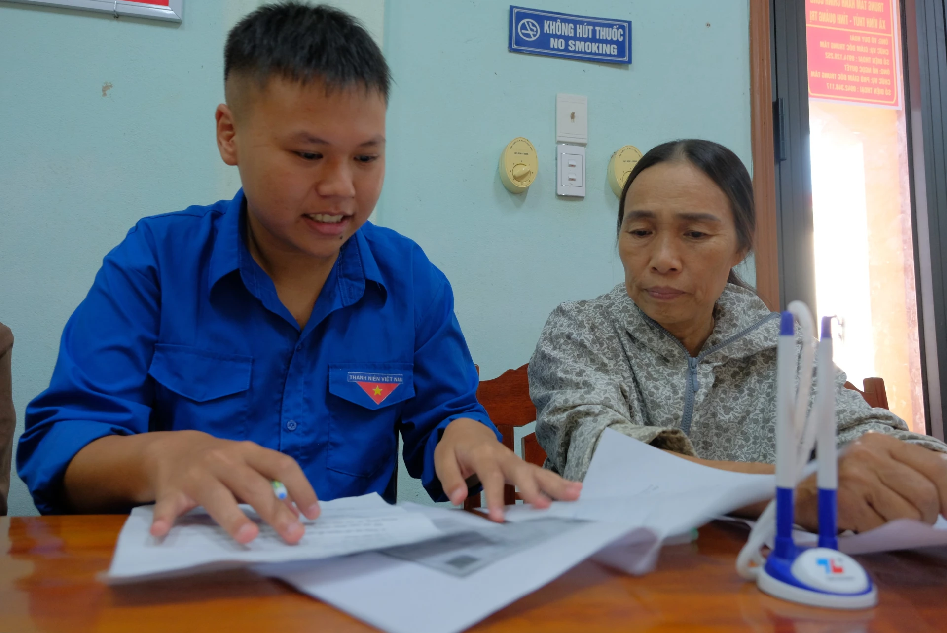 Đoàn viên xã Vĩnh Thủy hỗ trợ người dân làm thủ tục hành chính   - Ảnh: T.T