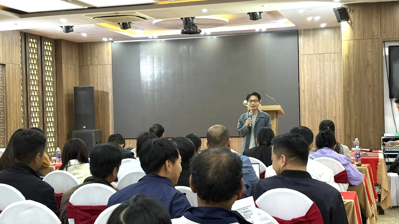 Giảng viên từ Học viện Báo chí và Tuyên truyền truyền đạt nôi dung tập huấn - Ảnh: Hoàng Linh