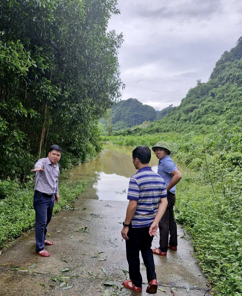 Đường vào thôn 4 Thanh Sen bị chia cắt- Ảnh: T.Long.