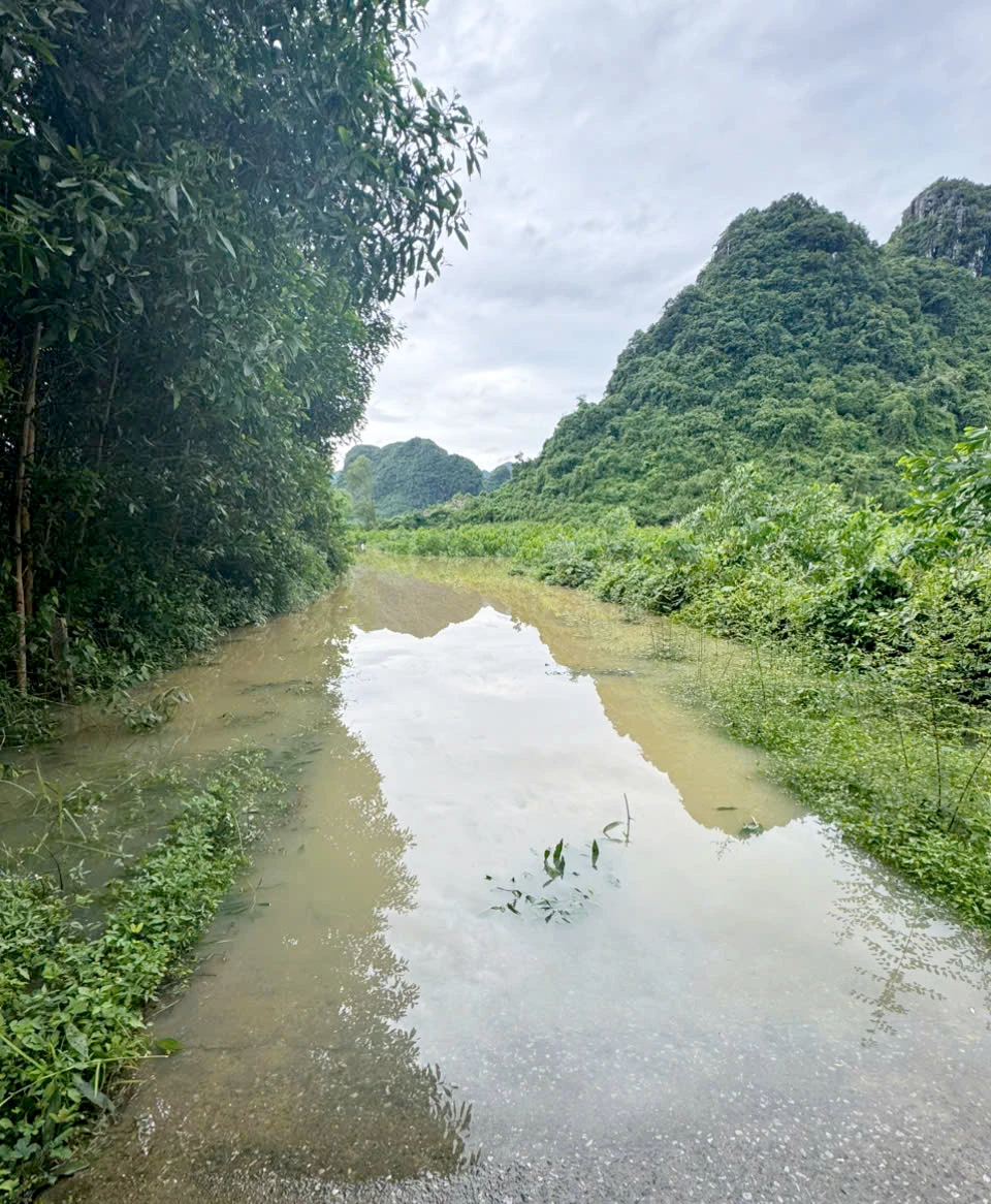 Chỉ cần một trận mưa lớn, tuyến đường giao thông vào thôn 4 Thanh Sen, xã Phong Nha sẽ bị ngập nặng- Ảnh: T.Long.