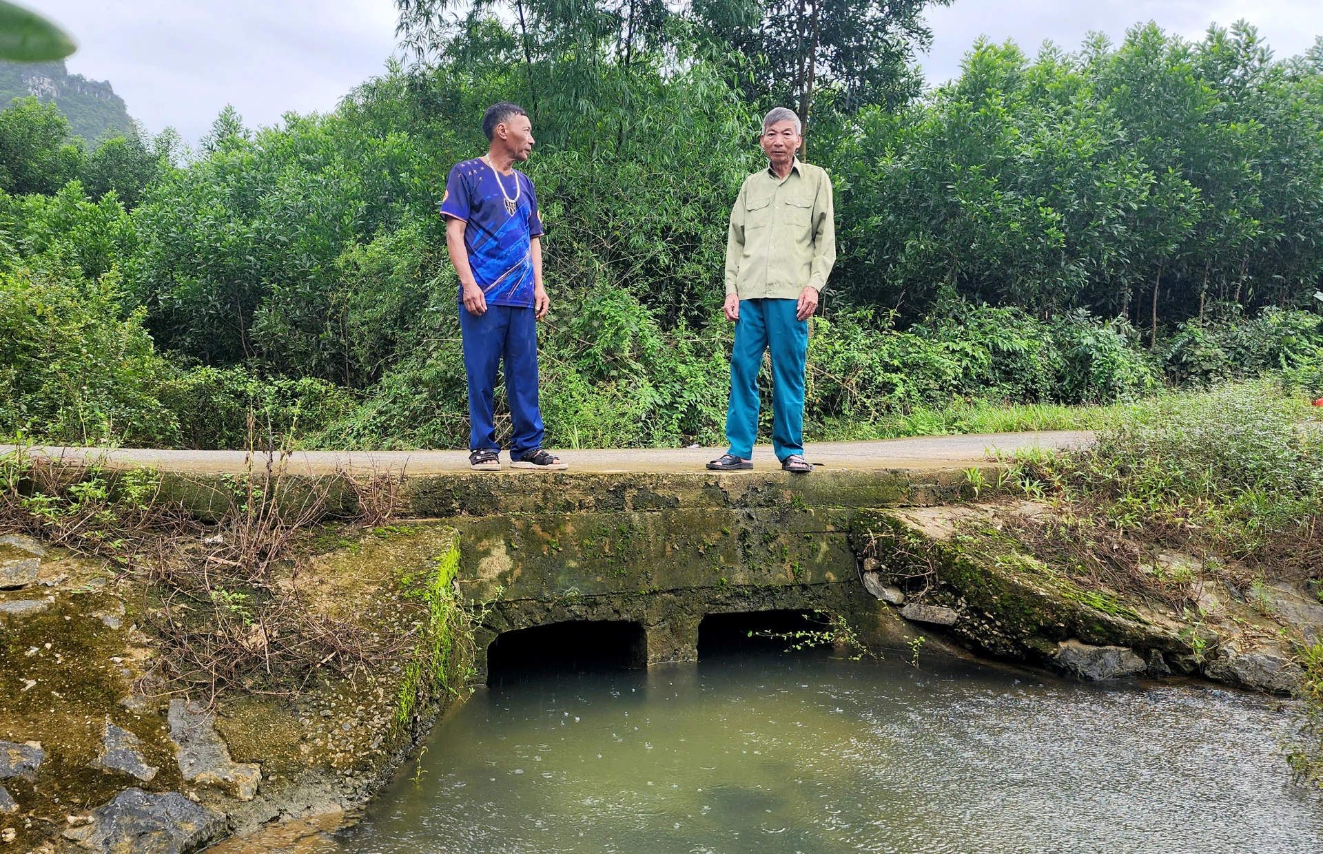 Ngầm tràn anh Trỗi trên tuyến đường quá nhỏ là một trong nguyên nhân gây ra tình trạng ngập lụt- Ảnh T.Long.