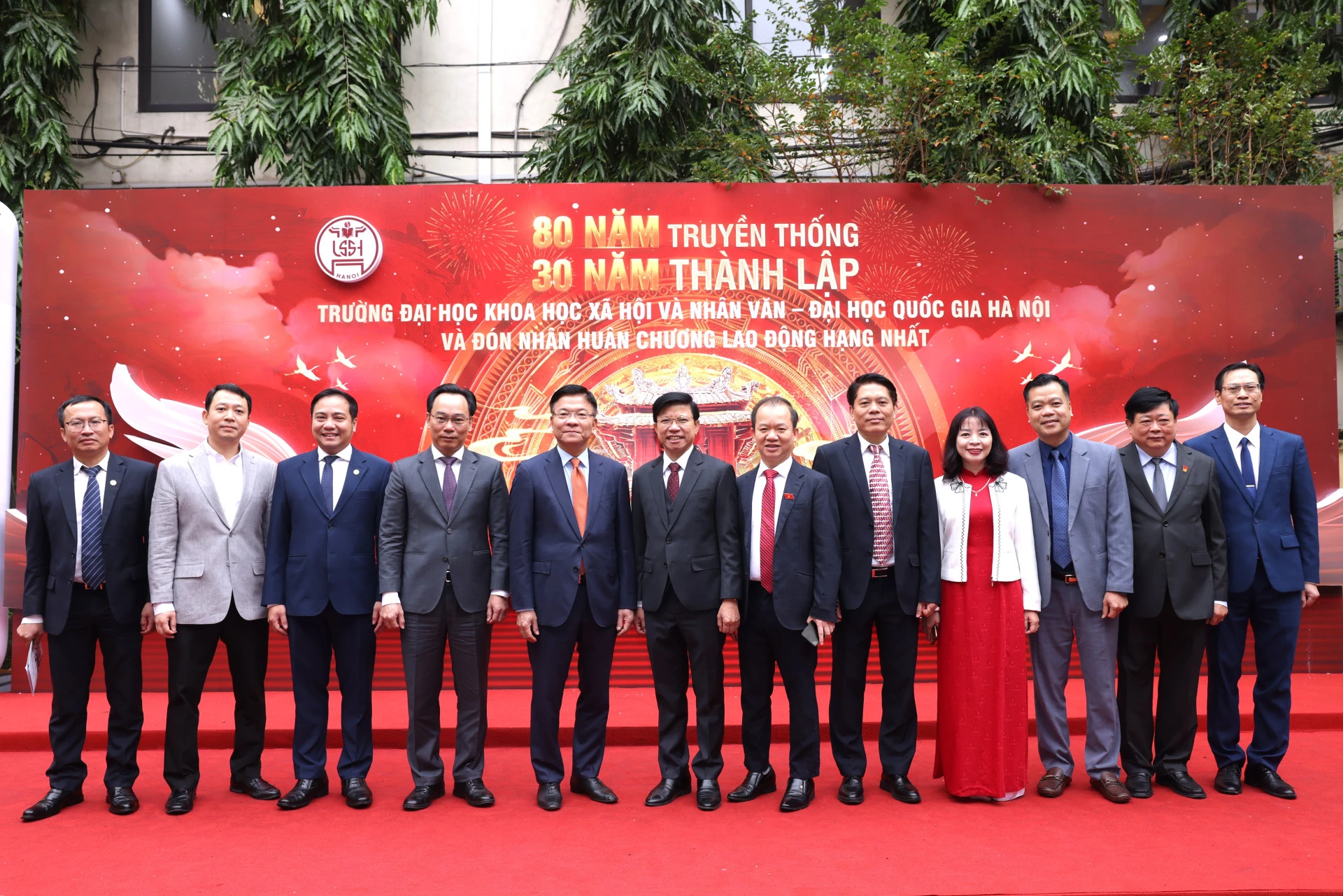 Giám đốc Đại học Quốc gia Hà Nội Hoàng Minh Sơn cùng các thầy cô Trường đại học Khoa học Xã hội và Nhân văn cùng các đại biểu.