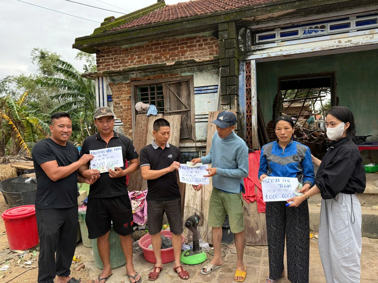 Nhóm thiện Nhóm thiện nguyện Phong Nha (Quảng Trị) hỗ trợ trên 500 triệu đồng cho người dân vùng lũ Đắk Lắk - Ảnh: QV