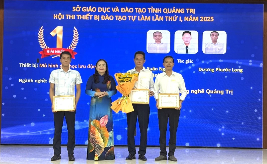 Trao giải nhất cho Trường Cao đẳng nghề Quảng Trị - Ảnh: Hoàng Linh