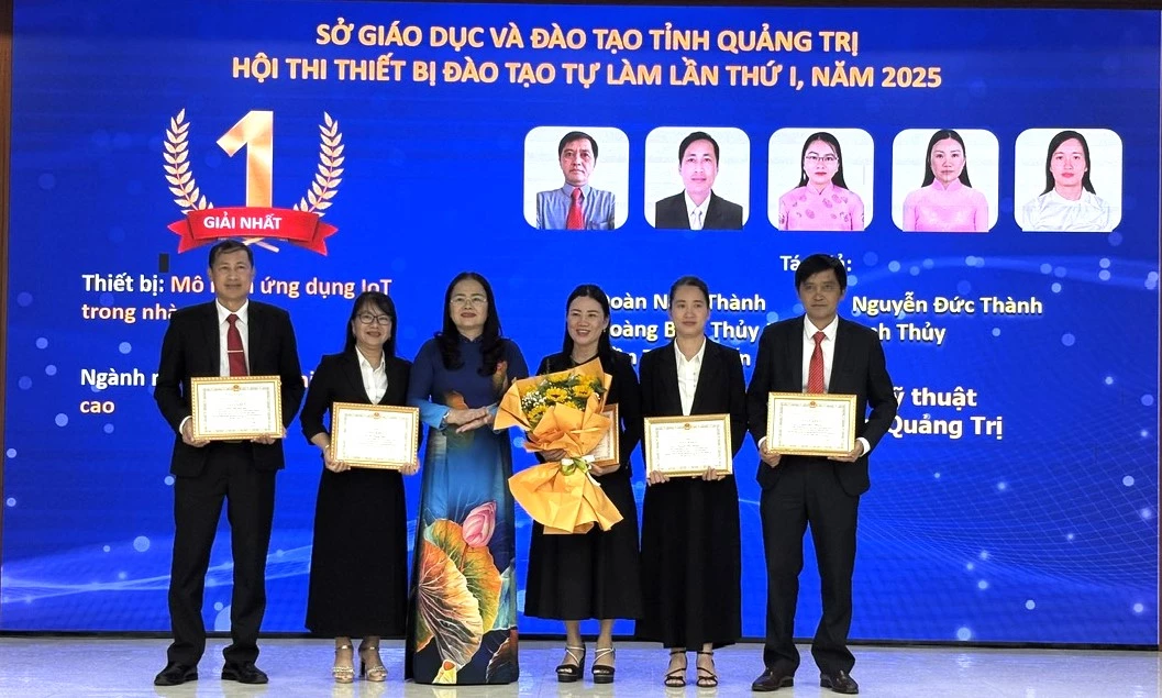 Trao giải nhất cho Trường Cao đẳng Kỹ thuật Công - Nông nghiệp Quảng Trị - Ảnh: Hoàng Linh