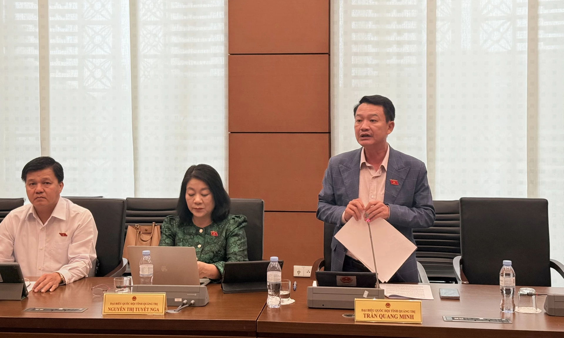 Đồng chí Trần Quang Minh thảo luận tại tổ - Ảnh TT