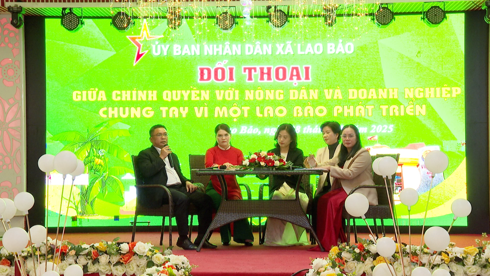 Đại diện Nhà máy tinh bột sắn Hướng Hóa giải đáp thắc mắc của người dân tại địa phương - Ảnh Phước Đạt