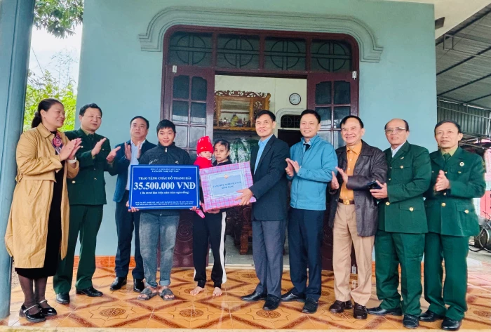 Trao vốn hỗ trợ các hộ gia đình nạn nhân chất độc da cam/dioxin