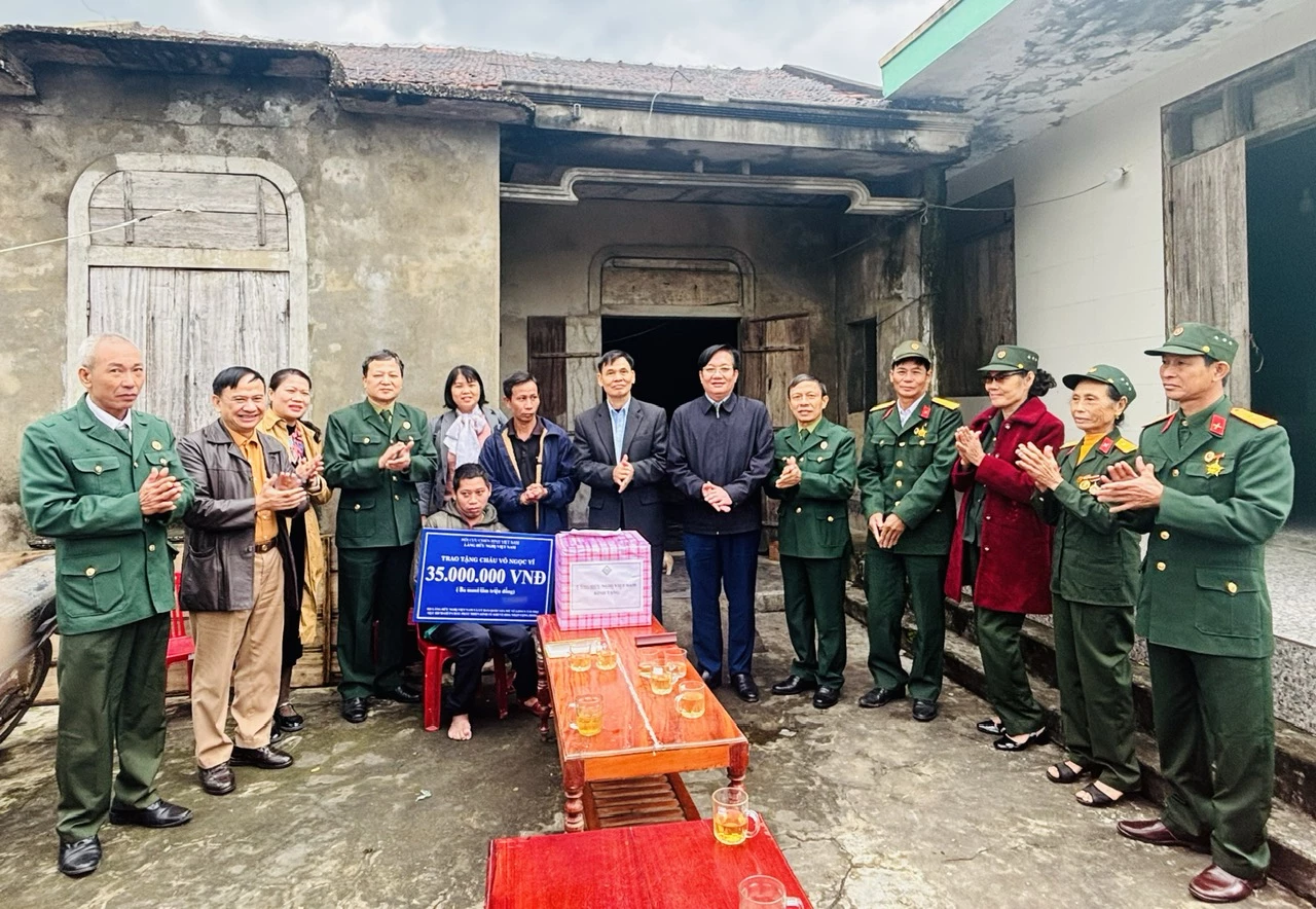 Trao hỗ trợ vốn cho cháu Võ Ngọc Vĩ - Ảnh: K.H