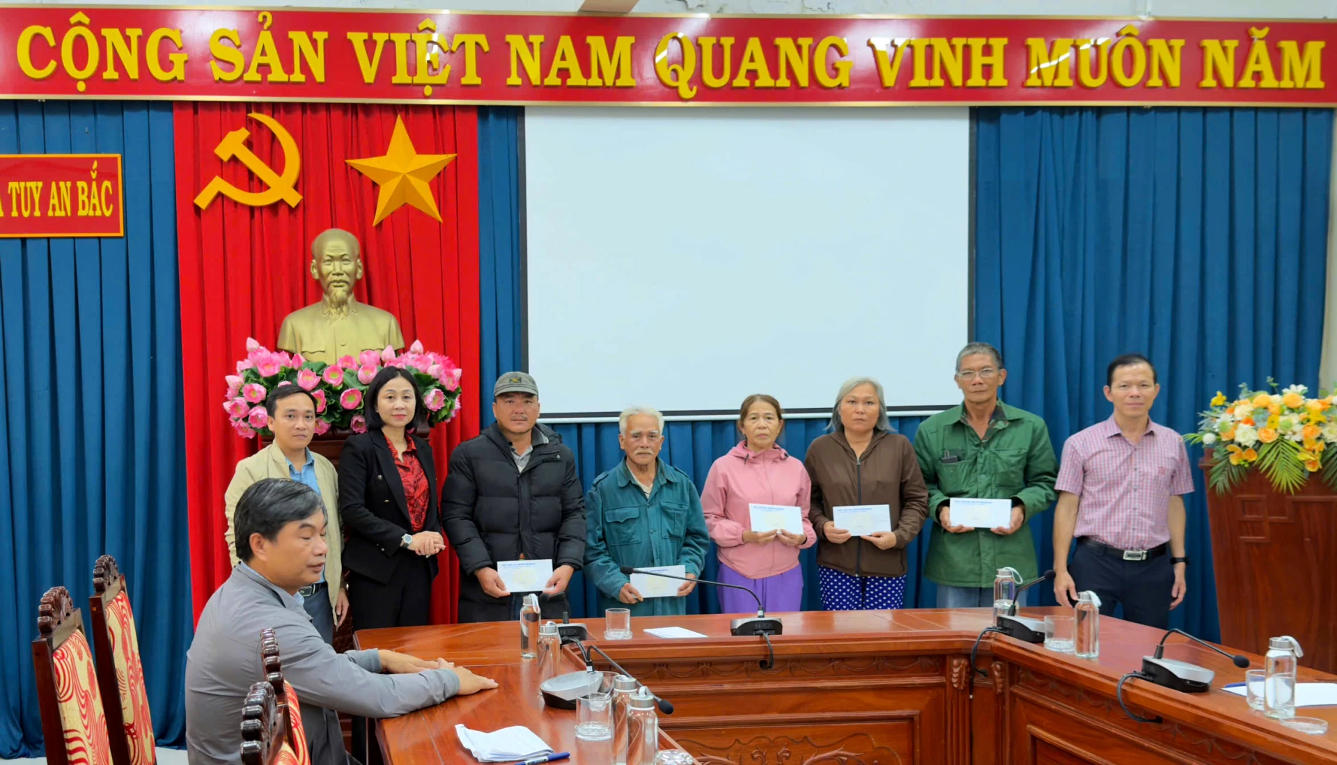 Đoàn công tác phường Đồng Sơn chia sẻ khó khăn và trao quà hỗ trợ cho các gia đình bị thiệt hại do lũ lụt gây ra. Ảnh: T.C.