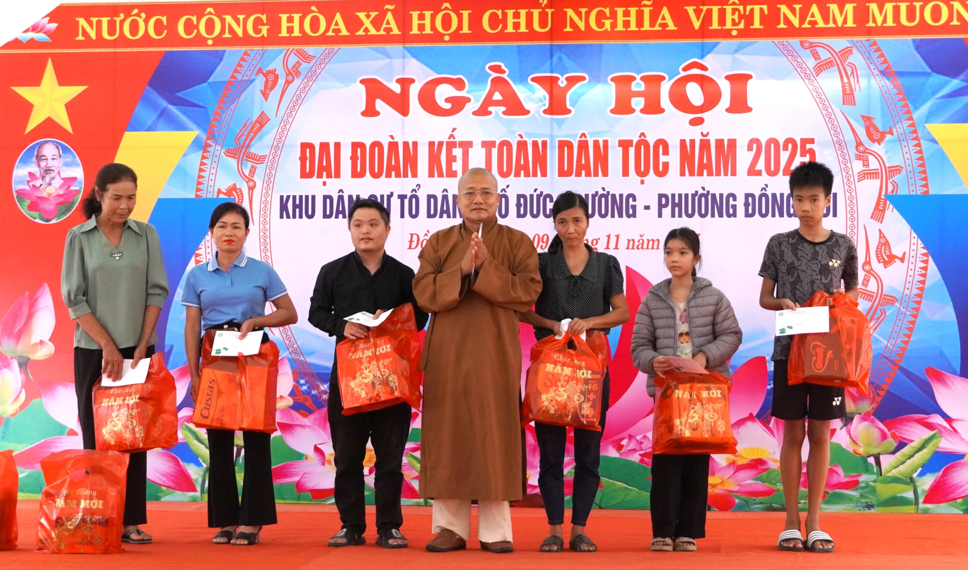 Đại diện các tổ chức trên địa bàn trao quà động viên các hộ gia đình có hoàn cảnh khó khăn. Ảnh: H.Tr.