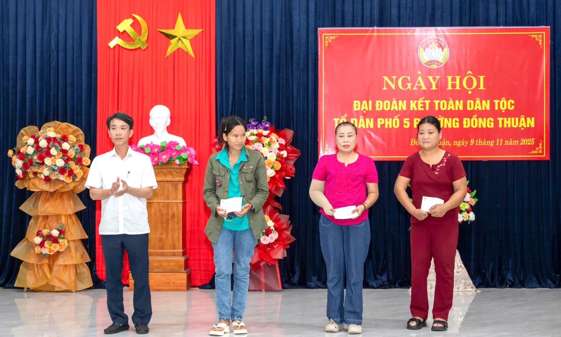 Lãnh đạo phường Đồng Thuận tặng quà động viên các hộ gia đình có hoàn cảnh khó khăn. Ảnh: H.Tr.