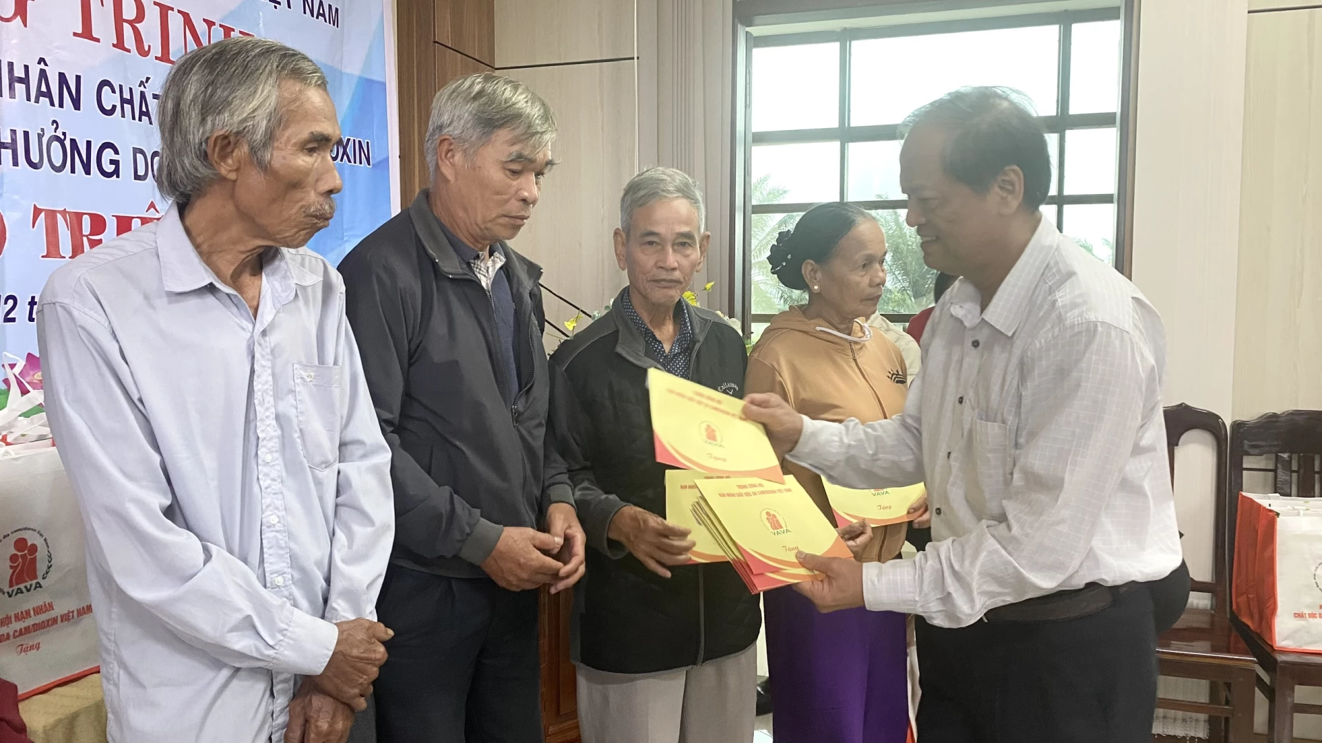Đại diện Tỉnh hội trao quà cho các gia đình nạn nhân da cam - Ảnh: MT