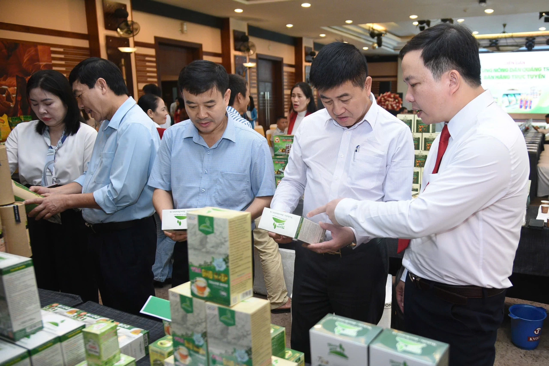 Trong khuôn khổ chương trình, có 12 sản phẩm OCOP đặc trưng của tỉnh được trưng bày