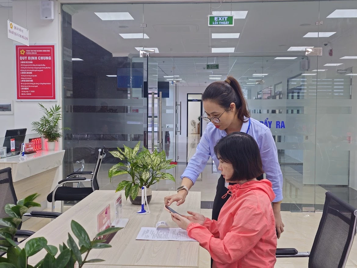 Hướng dẫn người dân tra cứu các tiện ích trên ứng dụng Zalo OA - Ảnh: T.T