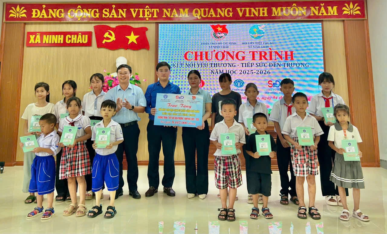 Công ty TNHH S&D Quảng Bình phối hợp với BHXH tỉnh trao tặng thẻ BHYT cho học sinh có hoàn cảnh khó khăn trên địa bàn xã Ninh Châu - Ảnh: T.T