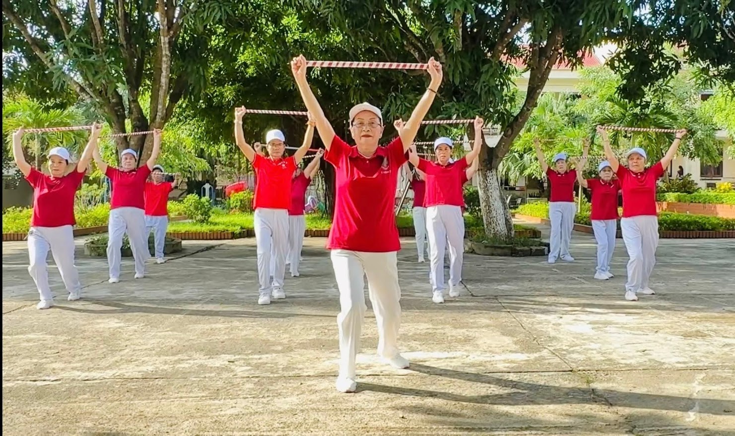 Các cụ cao tuổi tại Trung tâm Công tác xã hội Bắc Quảng Trị duy trì nếp sinh hoạt với những bài tập dưỡng sinh nhẹ nhàng, giúp nâng cao sức khỏe và tinh thần - Ảnh: T.T