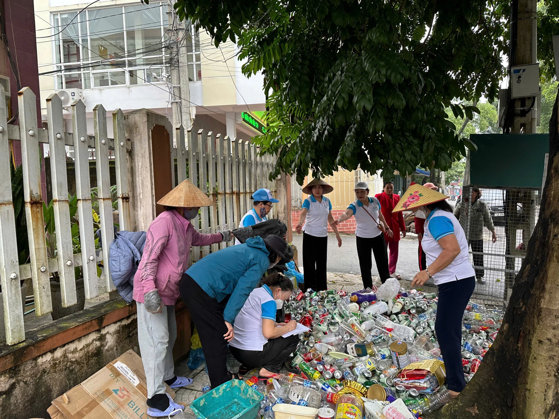 Hội viên phụ nữ các chi hội phường Nam Đông Hà tích cực thu gom ve chai, gây quỹ để tặng thẻ BHYT cho chị em có hoàn cảnh khó khăn - Ảnh: T.T