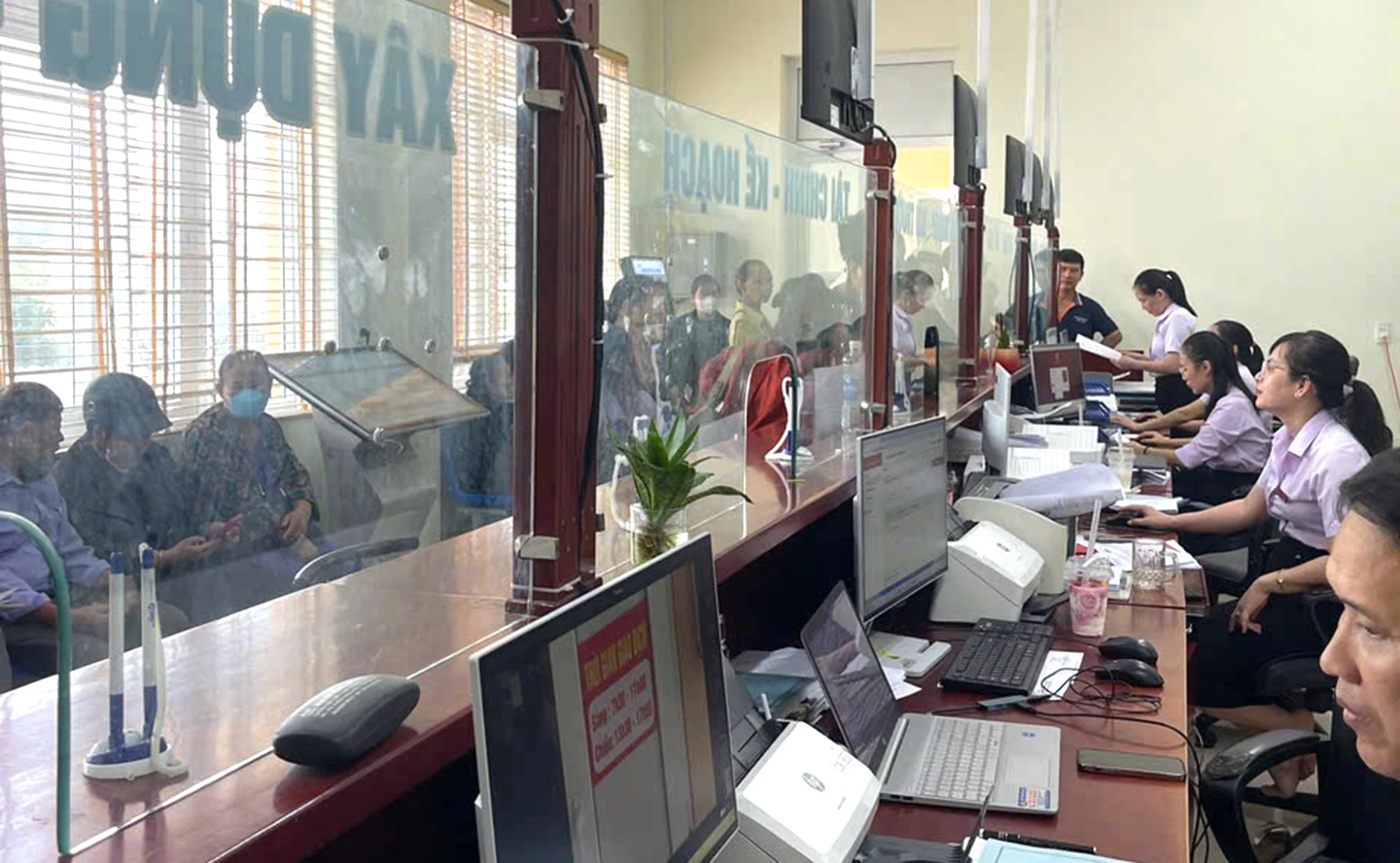 Trung tâm Phục vụ hành chính công phường Đồng Thuận hoạt động nền nếp, hiệu quả. Ảnh: H.Tr.