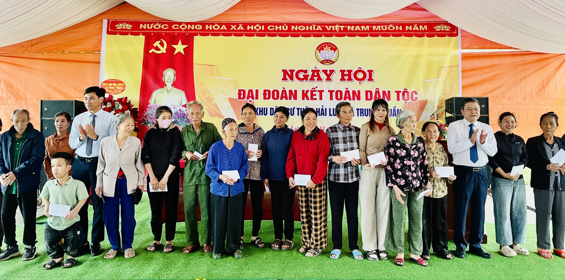 Đồng chí Phó Chủ tịch UBND tỉnh Phan Phong Phú và lãnh đạo xã Trung Thuần trao quà cho những gia đình có hoàn cảnh khó khăn - Ảnh: Đ.A