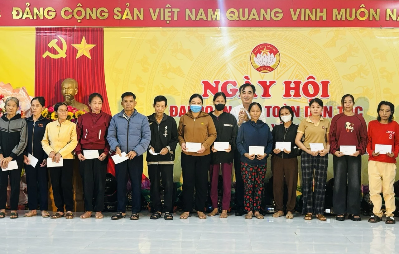 Trưởng ban Tổ chức Tỉnh ủy Nguyễn Lương Bình tặng quà cho những gia đình có hoàn cảnh khó khăn - Ảnh: K.H