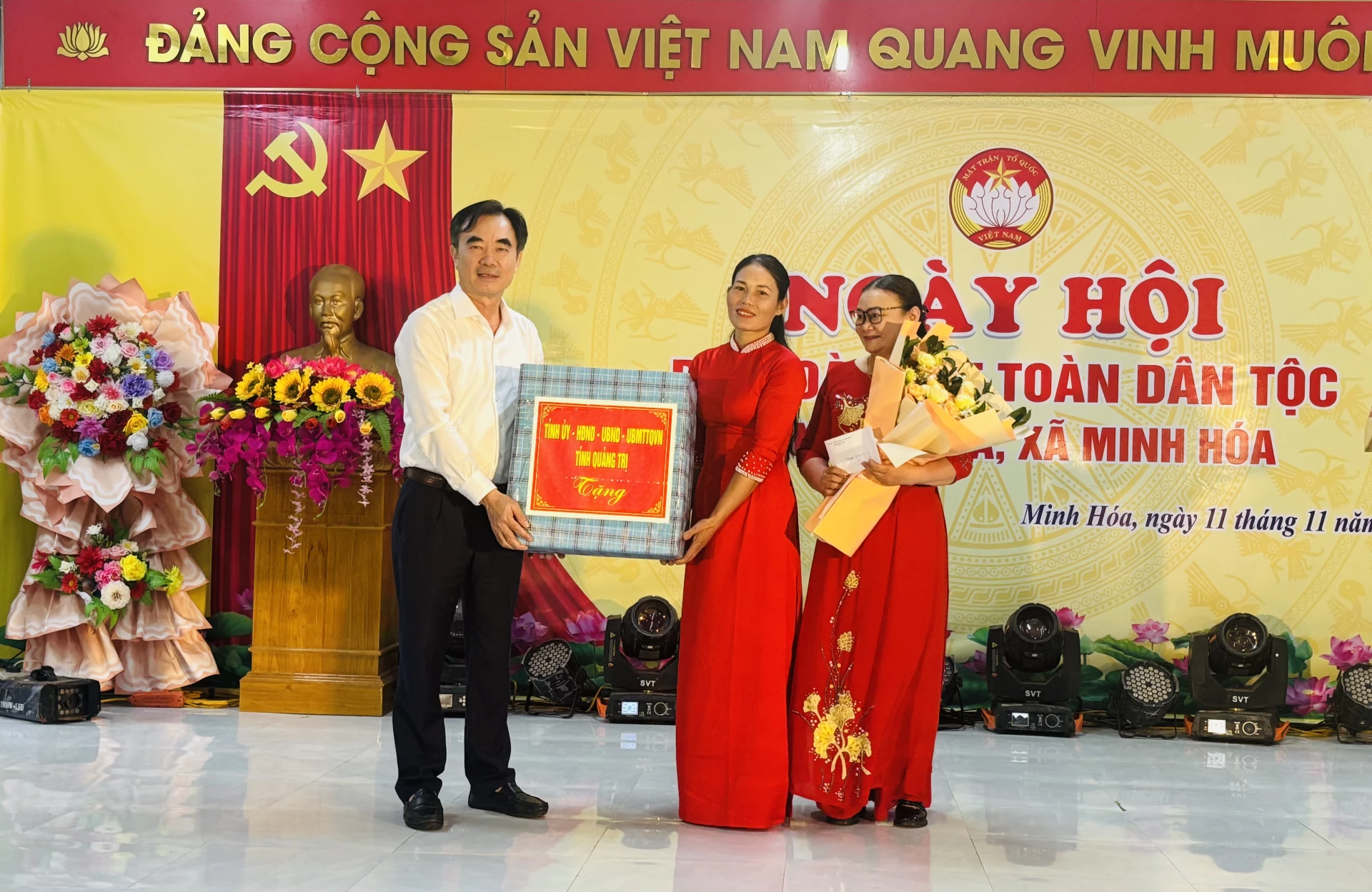 Trưởng ban Tổ chức Tỉnh ủy Nguyễn Lương Bình tặng quà cho thôn Văn Hóa - Ảnh: K.H