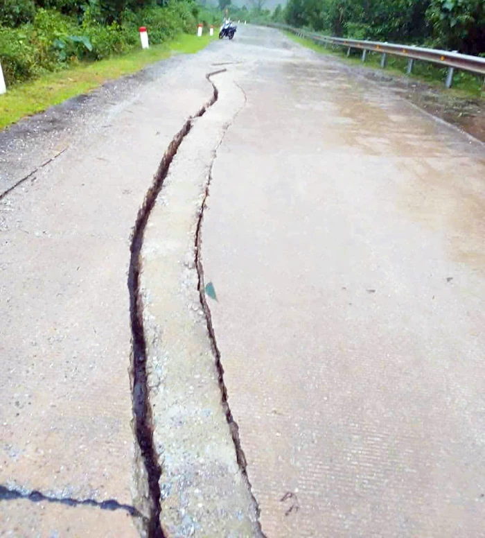 Xuất hiện vết nứt dài trên đường Hồ Chí Minh nhánh Tây đoạn qua xã Trường Sơn 