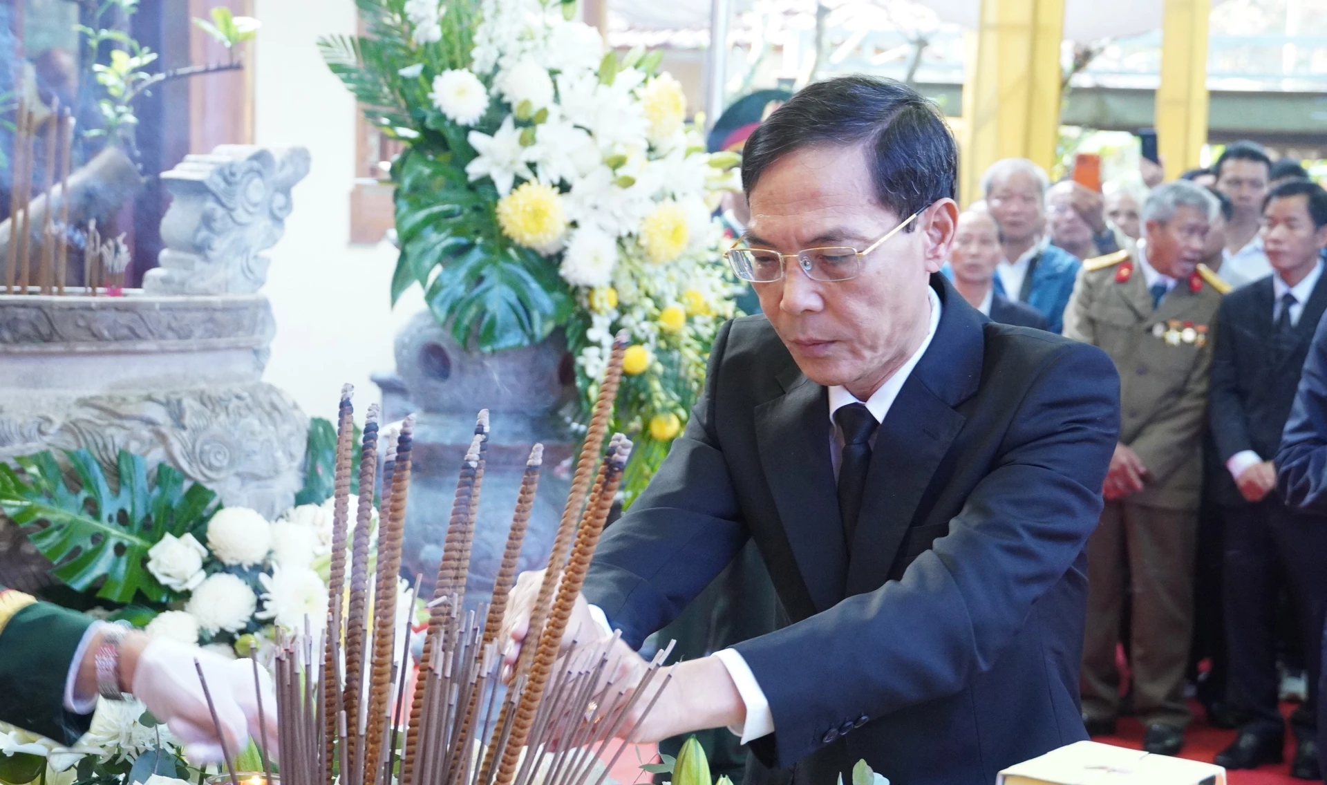 Đoàn đại biểu tỉnh Thanh Hóa do đồng chí Đầu Thanh Tùng, Phó Chủ tịch UBND tỉnh làm trưởng đoàn viếng các AHLS - Ảnh: QV