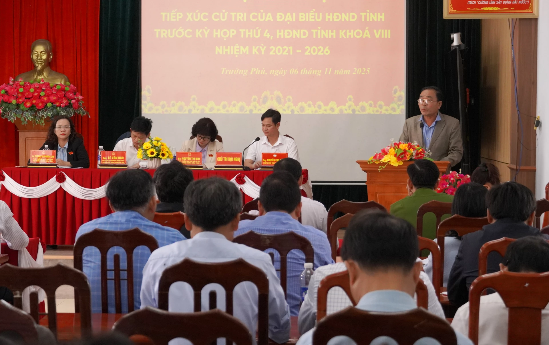 ử tri xã Trường Phú đề xuất một số ý kiến đến đại biểu HĐND tỉnh - Ảnh: N.H