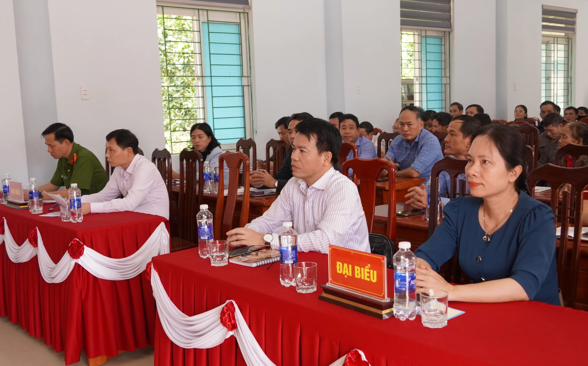 Các đại biểu tham dự buổi tiếp xúc cử tri - Ảnh: N.H