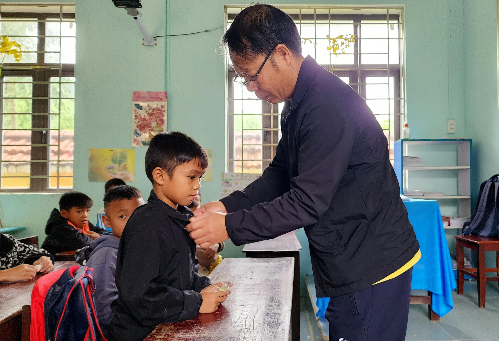 Cháu Trần Văn Hoàng luôn sống trong tình yêu thương của cô thầy, bạn bè   - Ảnh: T.L