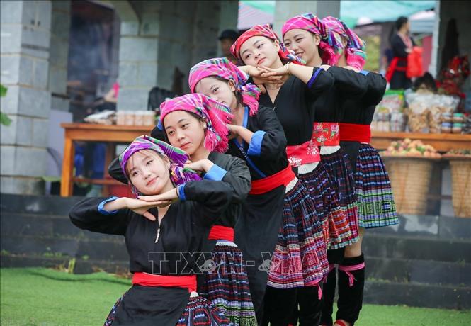 Điệu múa truyền thống của dân tộc Mông tỉnh Lai Châu. Ảnh: Khánh Hoà/TTXVN