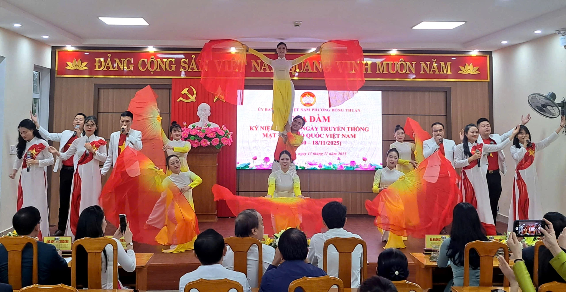 Tiết mục văn nghệ chào mừng. Ảnh: H.Tr.