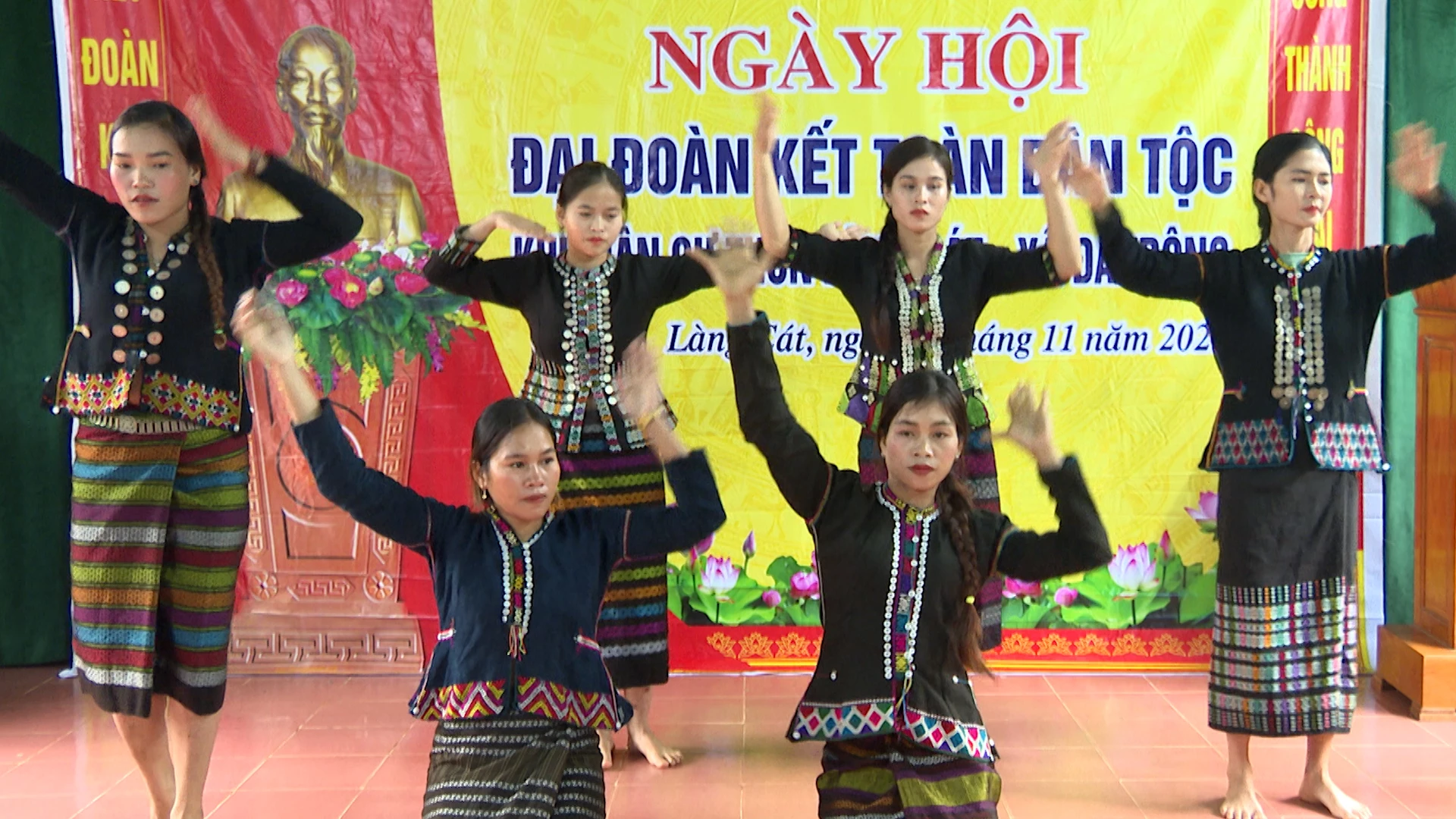 Nhân dân Thôn Làng cát xã Đakrông biểu diễn văn nghệ trong Ngày hội Đại đoàn kết toàn dân tộc - Ảnh Phước Đạt