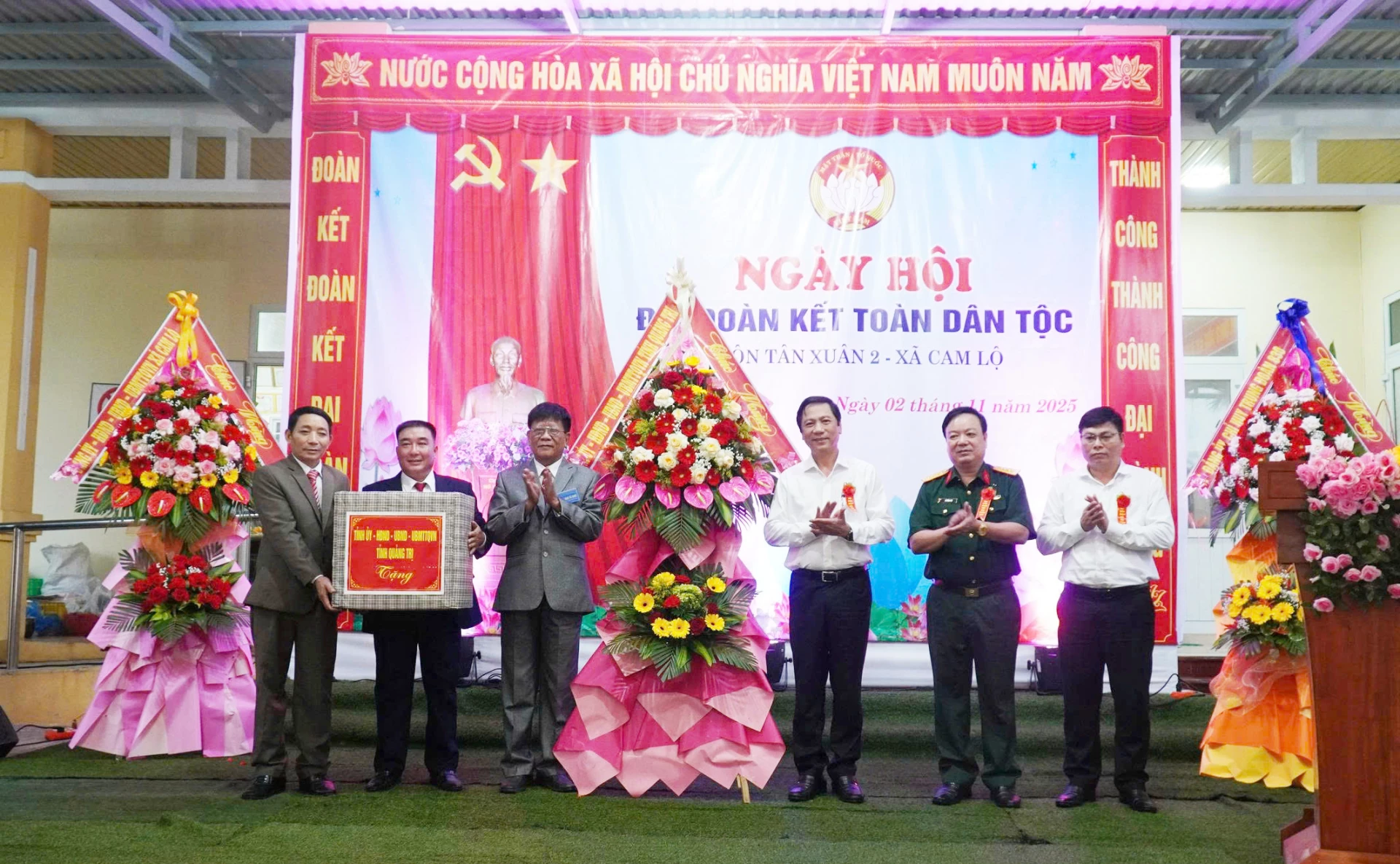 Đông chí Hoàng Nam, Phó Chủ tịch Thường trực UBND tỉnh tặng quà cho cán bộ, Nhân dân thôn Tân Xuân - Ảnh: A.V