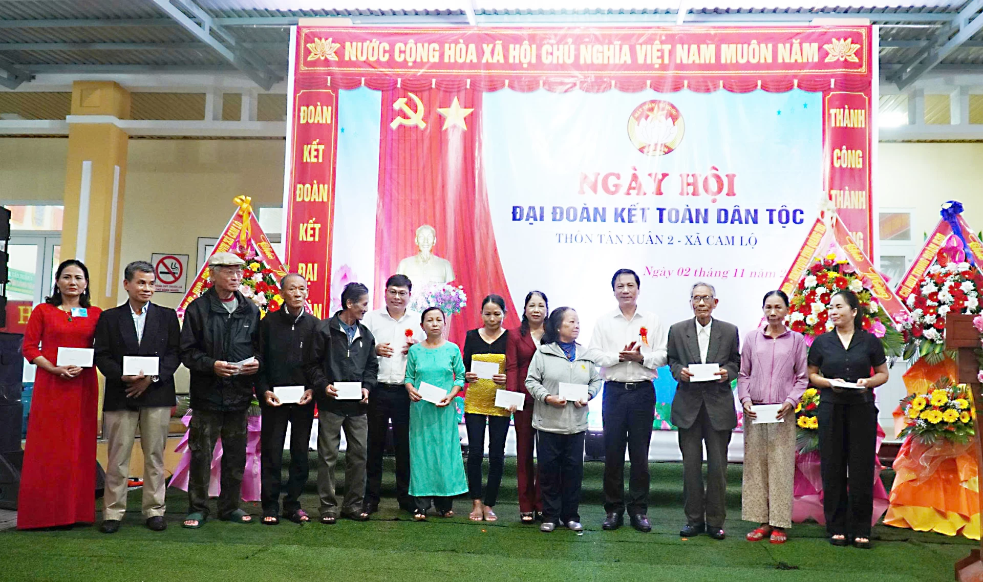 Đồng chí Hoàng Nam, Phó Chủ tịch Thường trực UBND tỉnh tặng quà cho cán bộ, Nhân dân thôn Tân Xuân - Ảnh: A.V