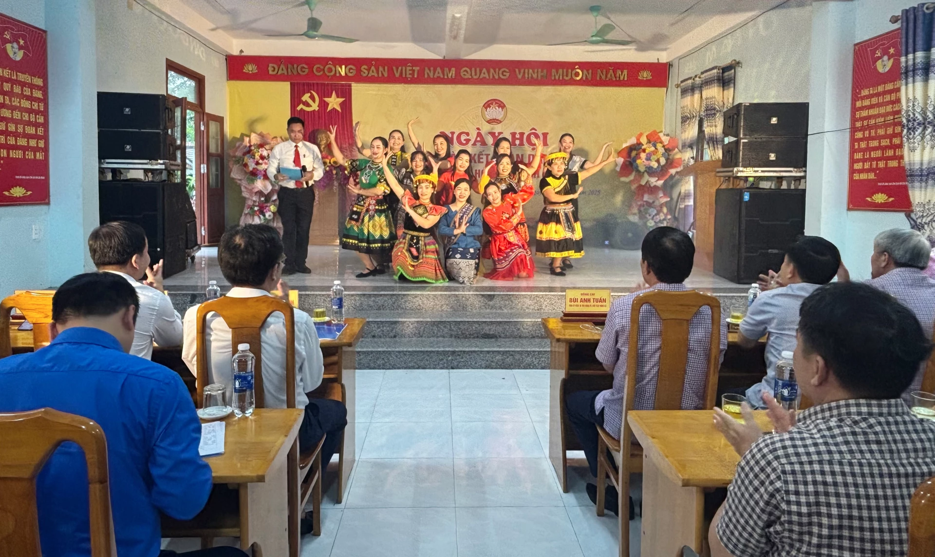 Vui tươi Ngày hội đại đoàn kết toàn dân tộc tại thôn Văn Hóa - Ảnh: K.H