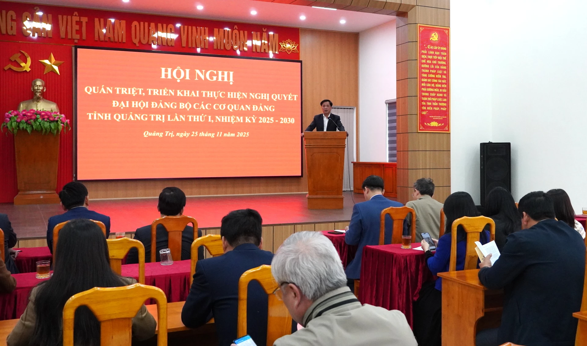 Đồng chí Vương Công Tư, Phó Trưởng ban Thường trực Ban Tổ chức Đảng ủy báo cáo chuyên đề 3- Ảnh: H.Tr.