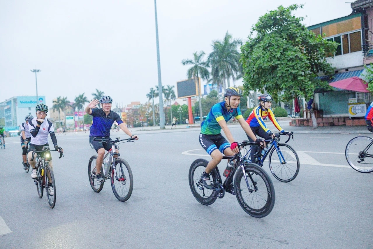 Hội viên CLB Xe đạp thể thao tỉnh Quảng Trị tập luyện trên các cung đường quen thuộc - Ảnh: N.T