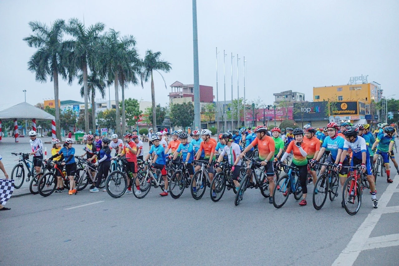 Vận động viên của CLB Xe đạp thể thao tỉnh Quảng Trị tham gia thi đấu tại giải diễn ra ở địa phương - Ảnh: N.T