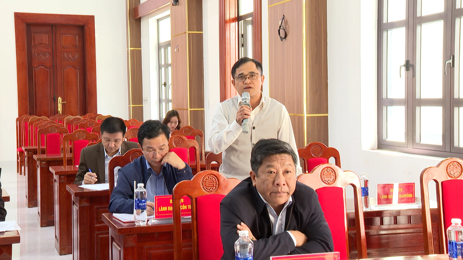 Lãnh đạo xã Lìa chia sẻ kinh nghiệm những cách làm hay trong việc triển khai vận động người dân nhận thức về phát triển kinh tế gia đình - Ảnh Phước Đạt