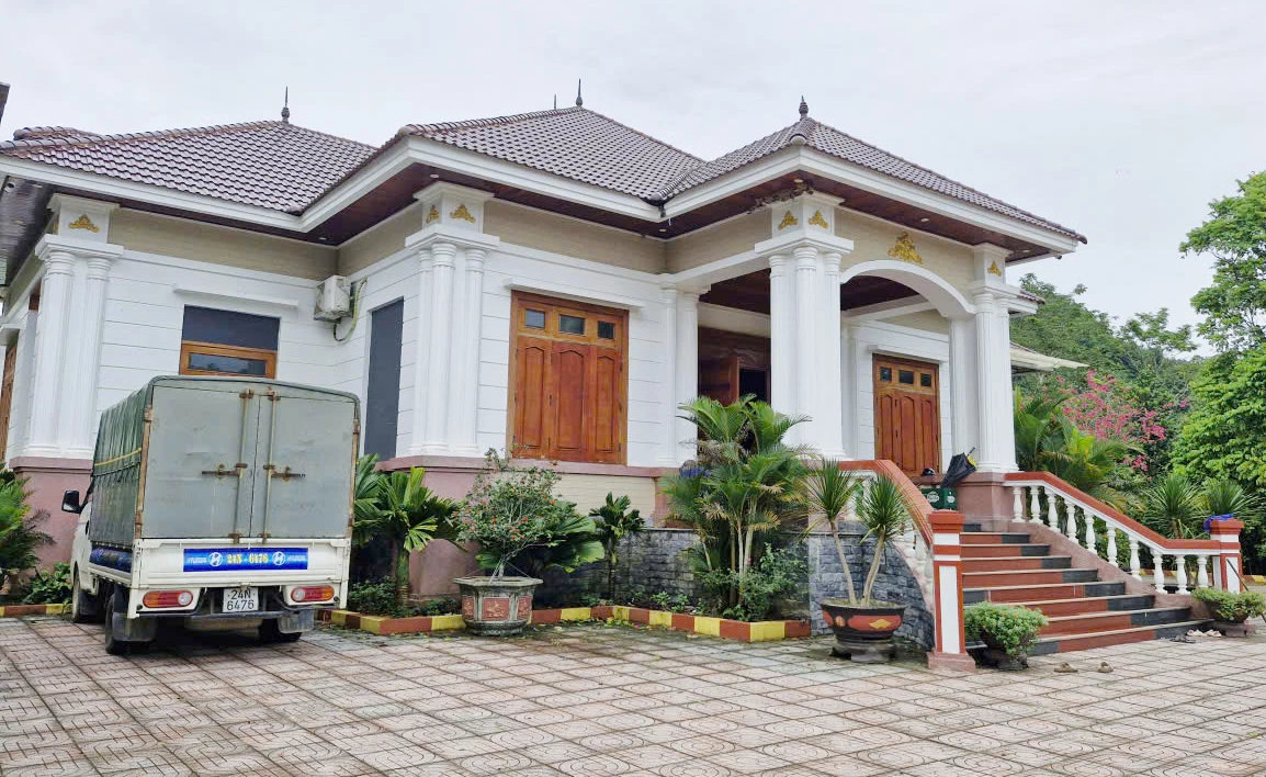 Nhờ nuôi chồn hương, vợ chồng anh Hiếu đã làm được nhà cửa khang trang - Ảnh: X.V