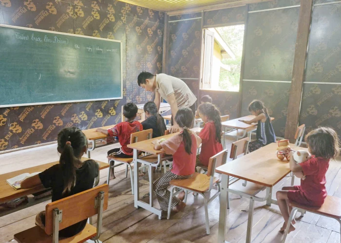 “Cõng chữ” vào bản Dốc Mây