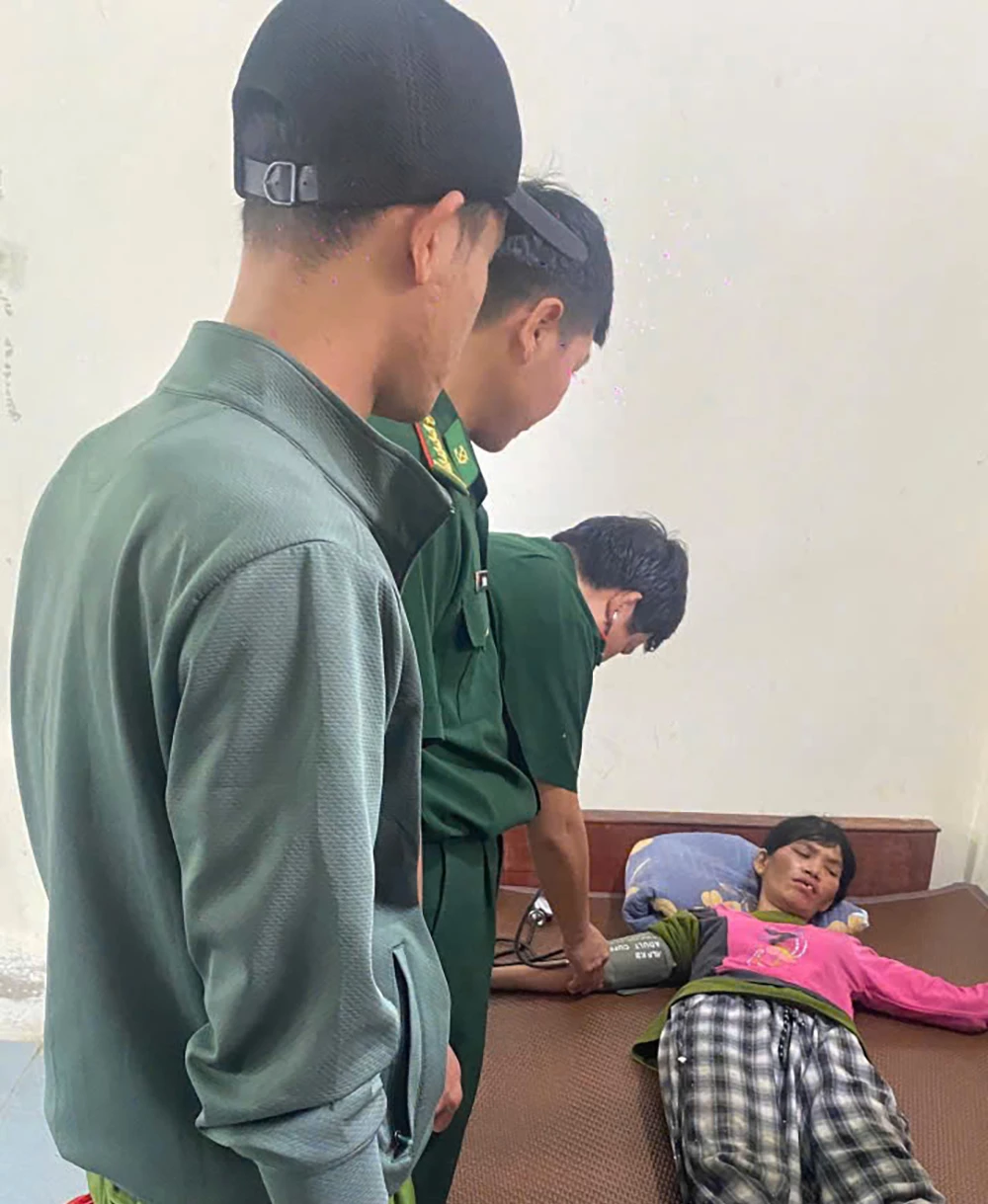 Chị Một được kiểm tra sức khoẻ sau hơn 12 tiếng mất tích trong rừng - Ảnh: N.H