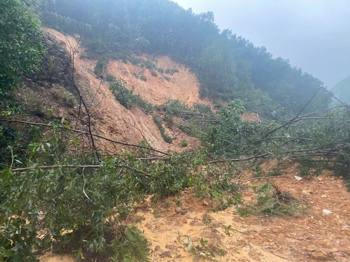 Quốc lộ 9C sạt lở nghiêm trọng do mưa lớn