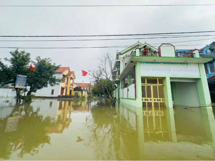 Hơn 400 nhà dân ở xã Lệ Thủy bị ngập lụt do mưa lớn