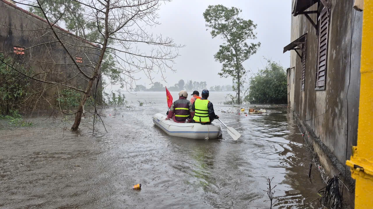 Hiện tại, phương tiện di chuyển của người dân chủ yếu bằng thuyền hoặc xuồng - Ảnh: N.H 