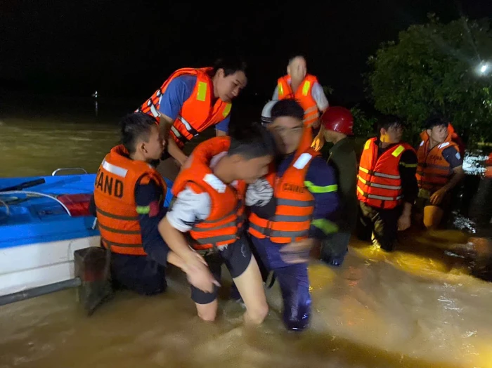 Mắc kẹt giữa dòng nước lũ, 7 người dân ở xã Hiếu Giang may mắn được giải cứu